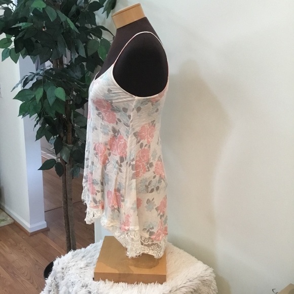 Take Out floral tank with lace hem measures like a S/M refer to desc… - Picture 3 of 16